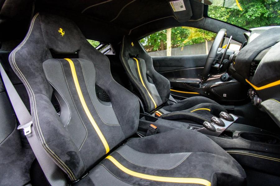 Интерьер Ferrari 488 Pista 2019 года  (фото 35 из 53)